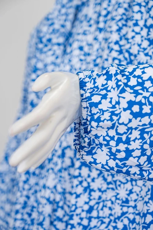 شرشف صلاة متعدد الألوان مشجر باللون الأبيض بسحاب مخفي من الأمام و زم من الأكمام مع طرحة متصلة