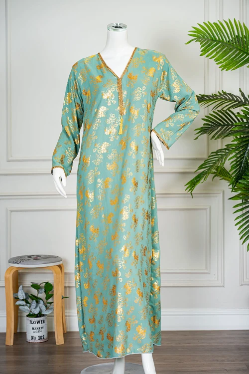 جلابية نسائية لون تفاحي مشجرة باللون الذهبي ياقة بقصة سبعة مزينة بكلفة مطرزة من الياقة و أطراف الأكمام