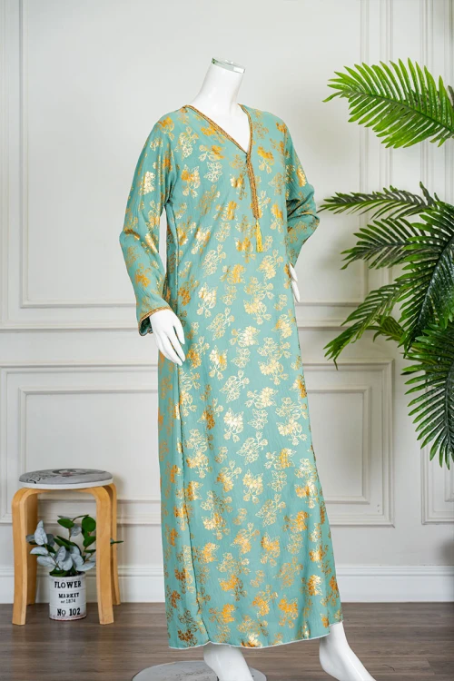 جلابية نسائية لون تفاحي مشجرة باللون الذهبي ياقة بقصة سبعة مزينة بكلفة مطرزة من الياقة و أطراف الأكمام