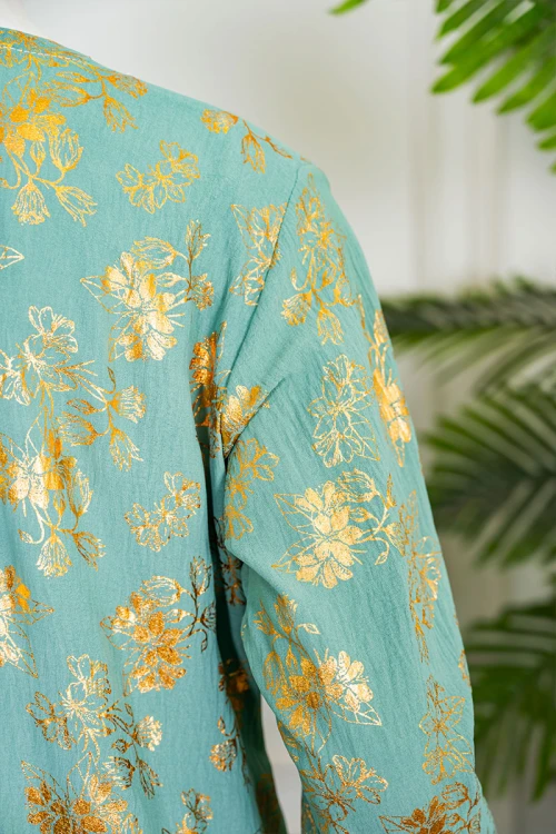 جلابية نسائية لون تفاحي مشجرة باللون الذهبي ياقة بقصة سبعة مزينة بكلفة مطرزة من الياقة و أطراف الأكمام