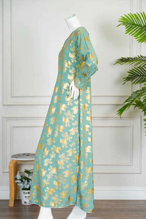 جلابية نسائية لون تفاحي مشجرة باللون الذهبي ياقة بقصة سبعة مزينة بكلفة مطرزة من الياقة و أطراف الأكمام