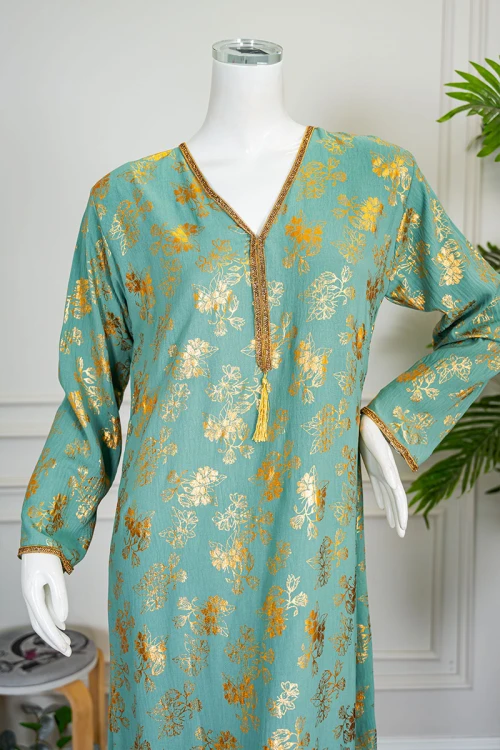 جلابية نسائية لون تفاحي مشجرة باللون الذهبي ياقة بقصة سبعة مزينة بكلفة مطرزة من الياقة و أطراف الأكمام