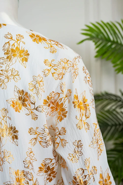 جلابية نسائية لون تفاحي مشجرة باللون الذهبي ياقة بقصة سبعة مزينة بكلفة مطرزة من الياقة و أطراف الأكمام