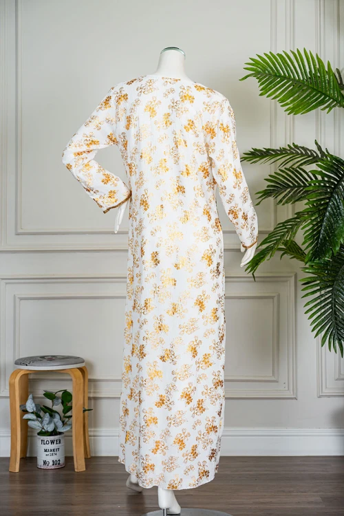 جلابية نسائية لون تفاحي مشجرة باللون الذهبي ياقة بقصة سبعة مزينة بكلفة مطرزة من الياقة و أطراف الأكمام