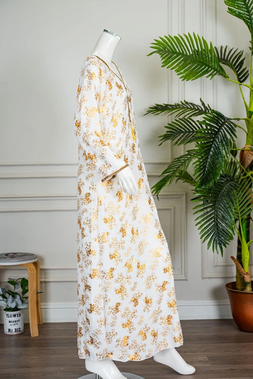 جلابية نسائية لون تفاحي مشجرة باللون الذهبي ياقة بقصة سبعة مزينة بكلفة مطرزة من الياقة و أطراف الأكمام