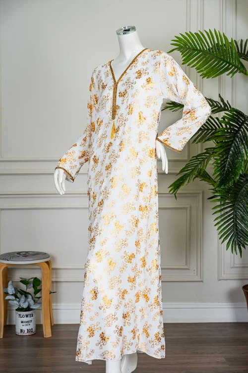 جلابية نسائية لون تفاحي مشجرة باللون الذهبي ياقة بقصة سبعة مزينة بكلفة مطرزة من الياقة و أطراف الأكمام