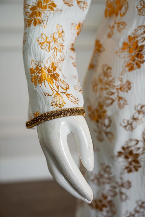 جلابية نسائية لون تفاحي مشجرة باللون الذهبي ياقة بقصة سبعة مزينة بكلفة مطرزة من الياقة و أطراف الأكمام