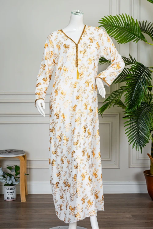 جلابية نسائية لون تفاحي مشجرة باللون الذهبي ياقة بقصة سبعة مزينة بكلفة مطرزة من الياقة و أطراف الأكمام