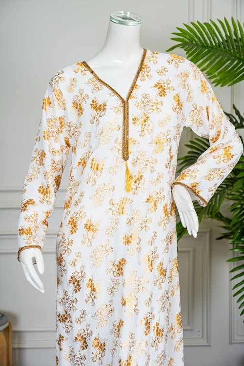 جلابية نسائية لون تفاحي مشجرة باللون الذهبي ياقة بقصة سبعة مزينة بكلفة مطرزة من الياقة و أطراف الأكمام