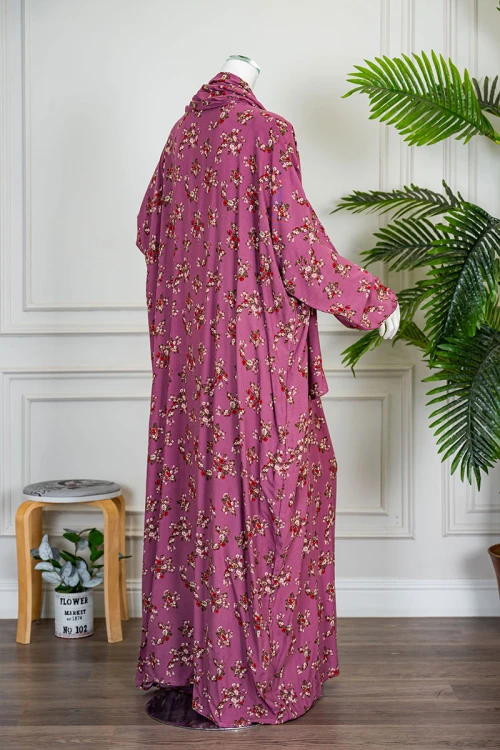 شرشف صلاة لون وردي مشجر بسحاب مخفي من الأمام و زم من الأكمام مع طرحة متصلة