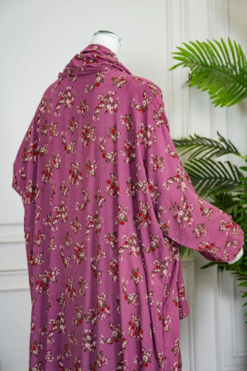 شرشف صلاة لون وردي مشجر بسحاب مخفي من الأمام و زم من الأكمام مع طرحة متصلة