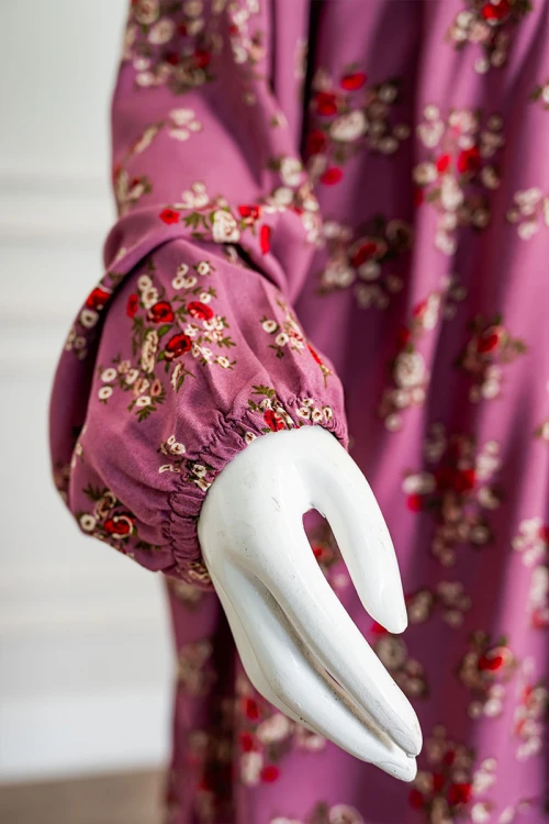 شرشف صلاة لون وردي مشجر بسحاب مخفي من الأمام و زم من الأكمام مع طرحة متصلة