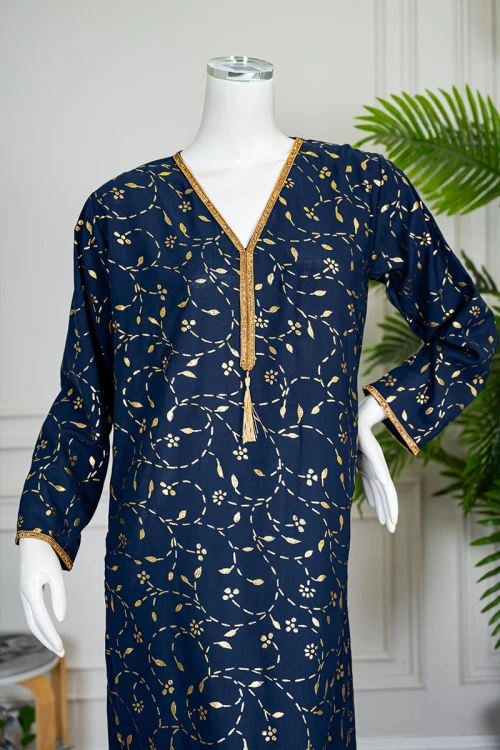 جلابية نسائية متعددة الألوان مشجرة باللون الذهبي ياقة بقصة سبعة مزينة بكلفة مطرزة من الياقة و أطراف الأكمام