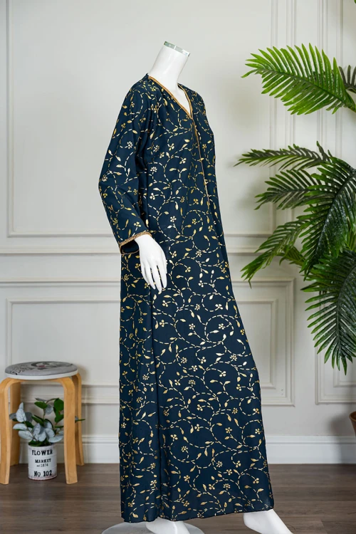 جلابية نسائية متعددة الألوان مشجرة باللون الذهبي ياقة بقصة سبعة مزينة بكلفة مطرزة من الياقة و أطراف الأكمام