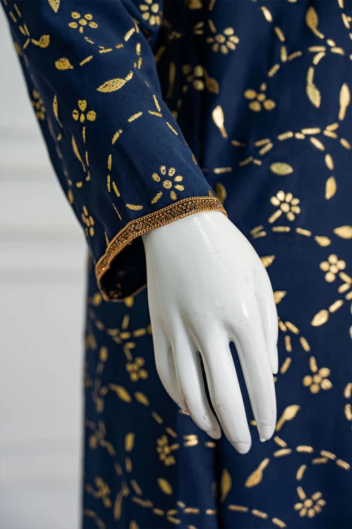 جلابية نسائية متعددة الألوان مشجرة باللون الذهبي ياقة بقصة سبعة مزينة بكلفة مطرزة من الياقة و أطراف الأكمام