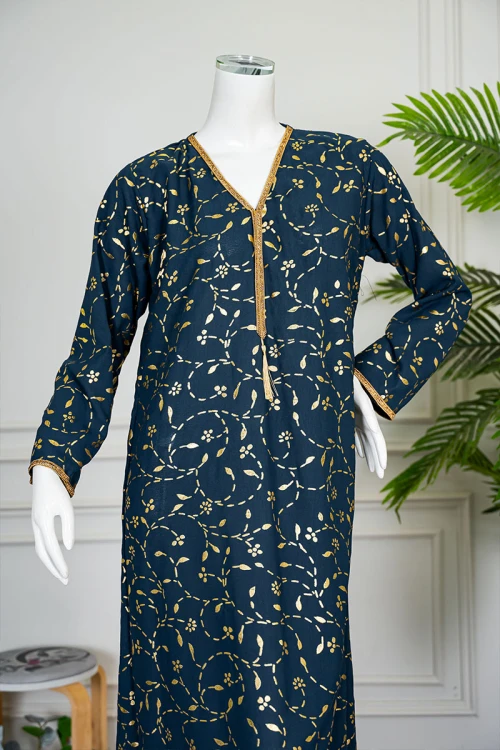 جلابية نسائية متعددة الألوان مشجرة باللون الذهبي ياقة بقصة سبعة مزينة بكلفة مطرزة من الياقة و أطراف الأكمام