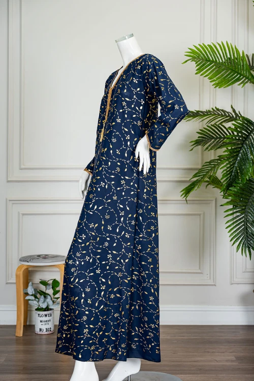 جلابية نسائية متعددة الألوان مشجرة باللون الذهبي ياقة بقصة سبعة مزينة بكلفة مطرزة من الياقة و أطراف الأكمام