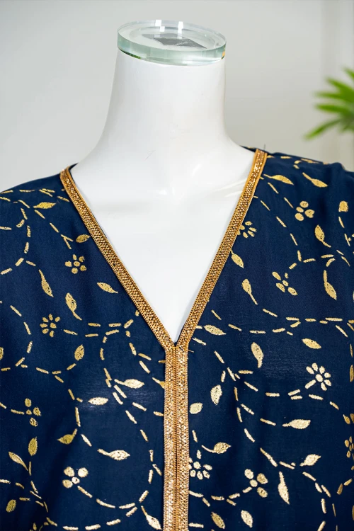 جلابية نسائية متعددة الألوان مشجرة باللون الذهبي ياقة بقصة سبعة مزينة بكلفة مطرزة من الياقة و أطراف الأكمام