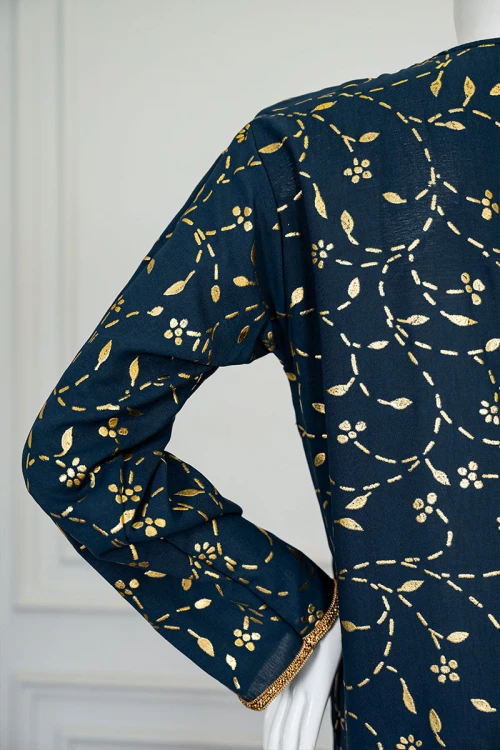 جلابية نسائية متعددة الألوان مشجرة باللون الذهبي ياقة بقصة سبعة مزينة بكلفة مطرزة من الياقة و أطراف الأكمام