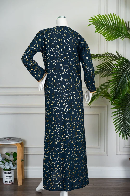 جلابية نسائية متعددة الألوان مشجرة باللون الذهبي ياقة بقصة سبعة مزينة بكلفة مطرزة من الياقة و أطراف الأكمام