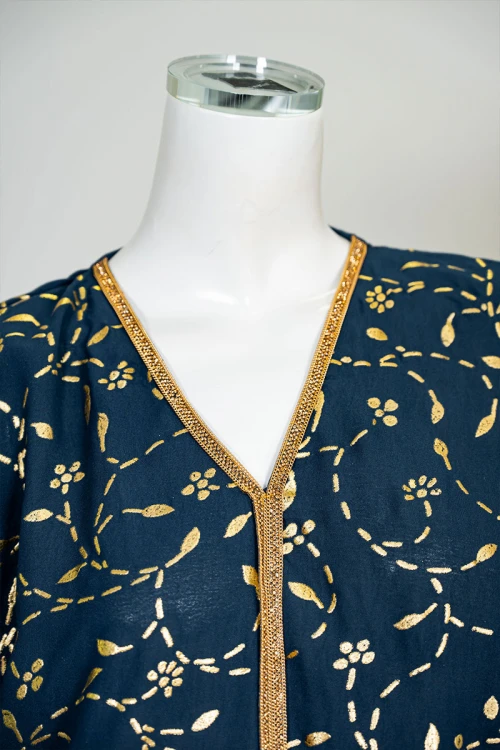 جلابية نسائية متعددة الألوان مشجرة باللون الذهبي ياقة بقصة سبعة مزينة بكلفة مطرزة من الياقة و أطراف الأكمام