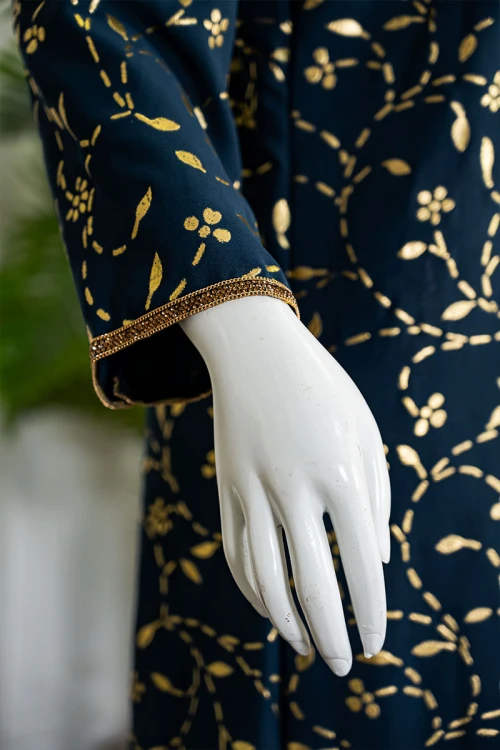 جلابية نسائية متعددة الألوان مشجرة باللون الذهبي ياقة بقصة سبعة مزينة بكلفة مطرزة من الياقة و أطراف الأكمام