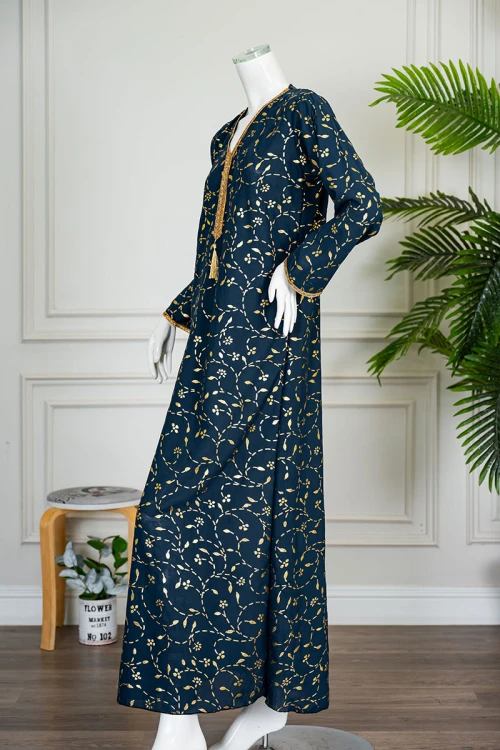 جلابية نسائية متعددة الألوان مشجرة باللون الذهبي ياقة بقصة سبعة مزينة بكلفة مطرزة من الياقة و أطراف الأكمام