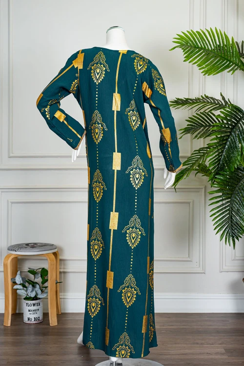 جلابية نسائية لون زيتي مزينة باللون الذهبي ياقة بقصة سبعة بكلفة مطرزة من الياقة و أطراف الأكمام