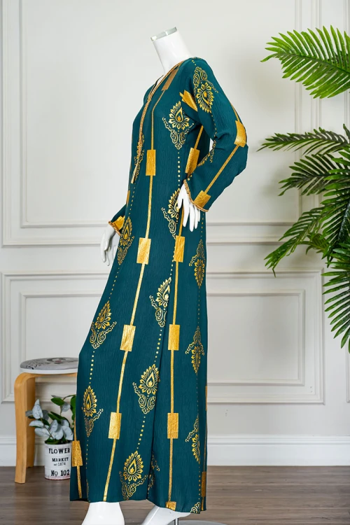 جلابية نسائية لون زيتي مزينة باللون الذهبي ياقة بقصة سبعة بكلفة مطرزة من الياقة و أطراف الأكمام