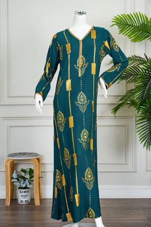 جلابية نسائية لون زيتي مزينة باللون الذهبي ياقة بقصة سبعة بكلفة مطرزة من الياقة و أطراف الأكمام 