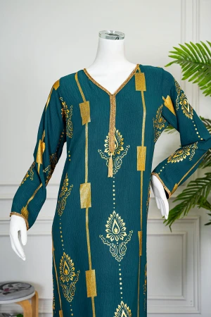 جلابية نسائية لون زيتي مزينة باللون الذهبي ياقة بقصة سبعة بكلفة مطرزة من الياقة و أطراف الأكمام 