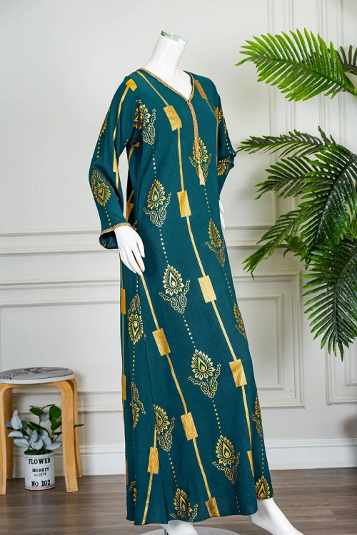 جلابية نسائية لون زيتي مزينة باللون الذهبي ياقة بقصة سبعة بكلفة مطرزة من الياقة و أطراف الأكمام