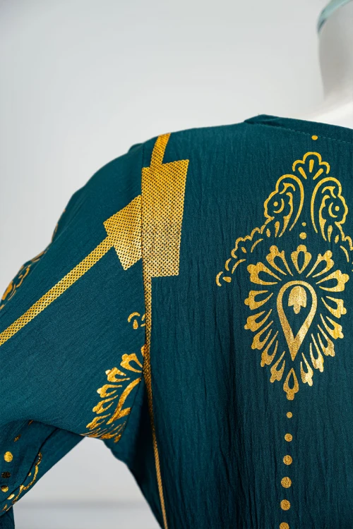 جلابية نسائية لون زيتي مزينة باللون الذهبي ياقة بقصة سبعة بكلفة مطرزة من الياقة و أطراف الأكمام