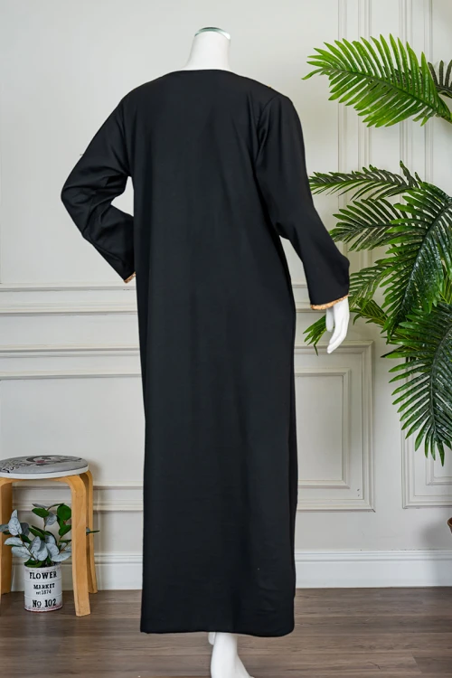 جلابية نسائية لون أسود مزينة خطوط و زهور باللون الذهبي ياقة بقصة سبعة بكلفة مطرزة من الياقة و أطراف الأكمام