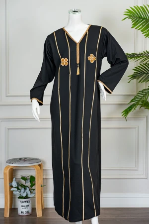 جلابية نسائية لون أسود مزينة خطوط و زهور باللون الذهبي ياقة بقصة سبعة بكلفة مطرزة من الياقة و أطراف الأكمام 