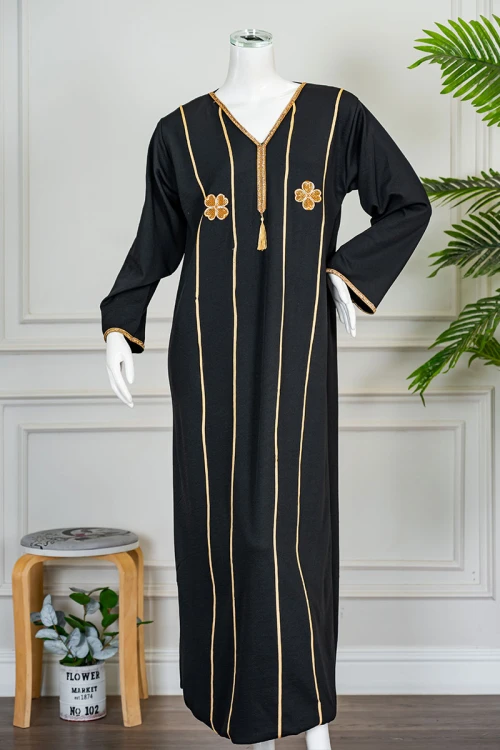 جلابية نسائية لون أسود مزينة خطوط و زهور باللون الذهبي ياقة بقصة سبعة بكلفة مطرزة من الياقة و أطراف الأكمام