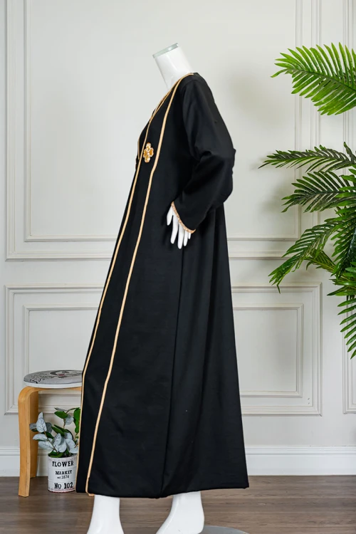 جلابية نسائية لون أسود مزينة خطوط و زهور باللون الذهبي ياقة بقصة سبعة بكلفة مطرزة من الياقة و أطراف الأكمام