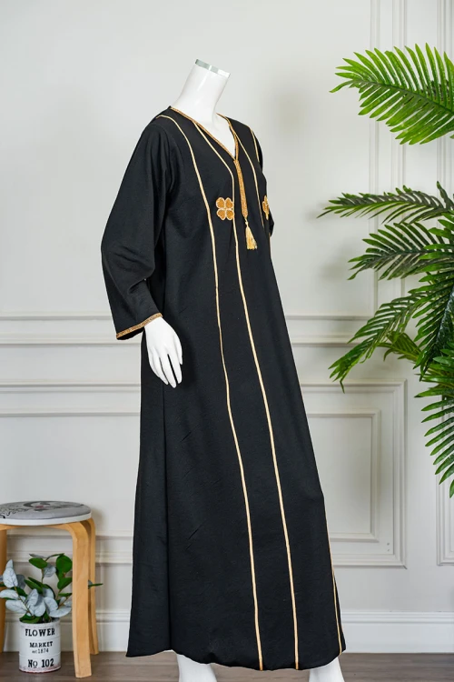 جلابية نسائية لون أسود مزينة خطوط و زهور باللون الذهبي ياقة بقصة سبعة بكلفة مطرزة من الياقة و أطراف الأكمام