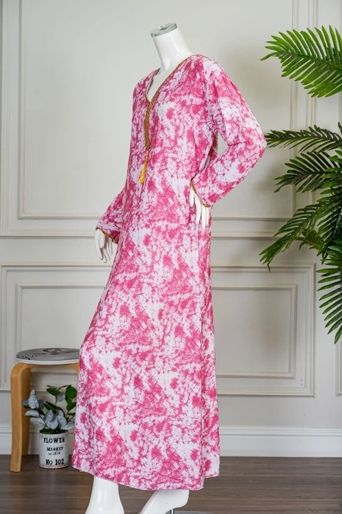 جلابية نسائية لون وردي و أبيض ياقة بقصة سبعة مزينة بكلفة ذهبية من الياقة و أطراف الأكمام