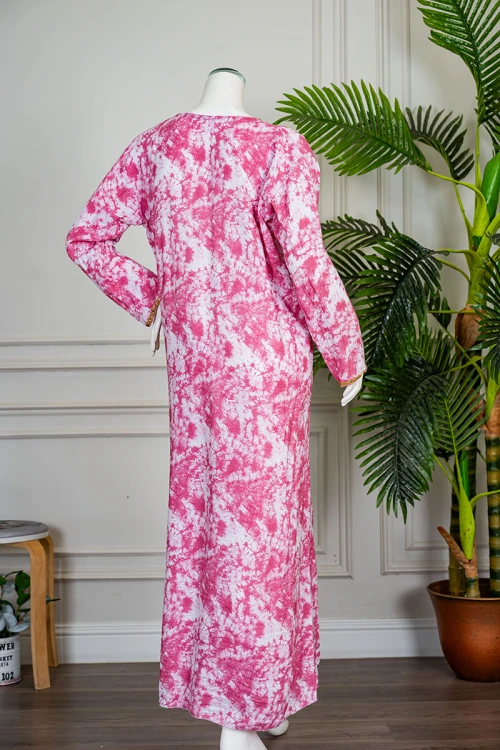 جلابية نسائية لون وردي و أبيض ياقة بقصة سبعة مزينة بكلفة ذهبية من الياقة و أطراف الأكمام