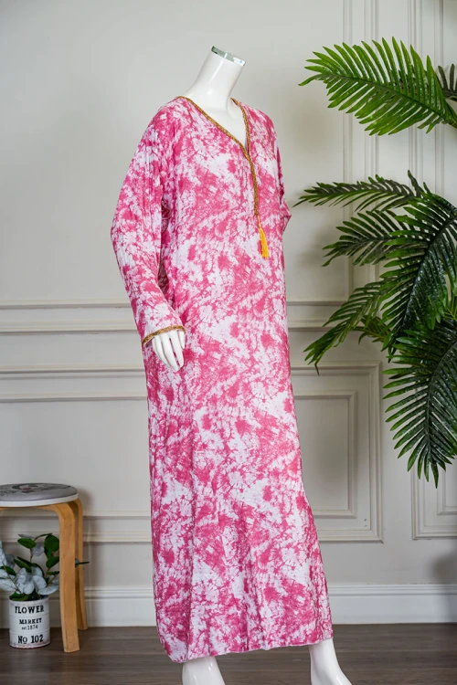 جلابية نسائية لون وردي و أبيض ياقة بقصة سبعة مزينة بكلفة ذهبية من الياقة و أطراف الأكمام