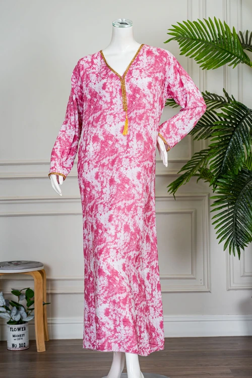 جلابية نسائية لون وردي و أبيض ياقة بقصة سبعة مزينة بكلفة ذهبية من الياقة و أطراف الأكمام