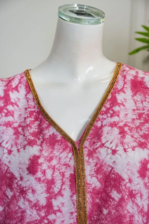 جلابية نسائية لون وردي و أبيض ياقة بقصة سبعة مزينة بكلفة ذهبية من الياقة و أطراف الأكمام 