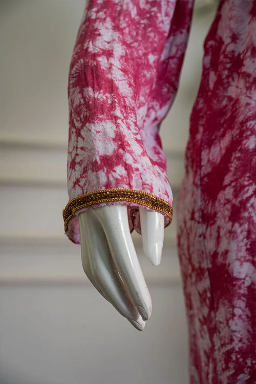 جلابية نسائية لون وردي و أبيض ياقة بقصة سبعة مزينة بكلفة ذهبية من الياقة و أطراف الأكمام