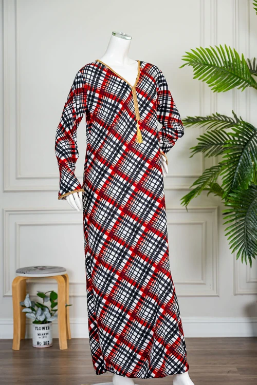 جلابية نسائية بخطوط و مربعات ملونة متقاطعة ياقة بقصة سبعة مزينة بكلفة ذهبية من الياقة و أطراف الأكمام