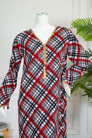 جلابية نسائية بخطوط و مربعات ملونة متقاطعة ياقة بقصة سبعة مزينة بكلفة ذهبية من الياقة و أطراف الأكمام 