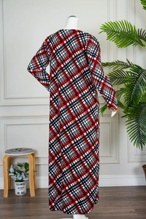 جلابية نسائية بخطوط و مربعات ملونة متقاطعة ياقة بقصة سبعة مزينة بكلفة ذهبية من الياقة و أطراف الأكمام