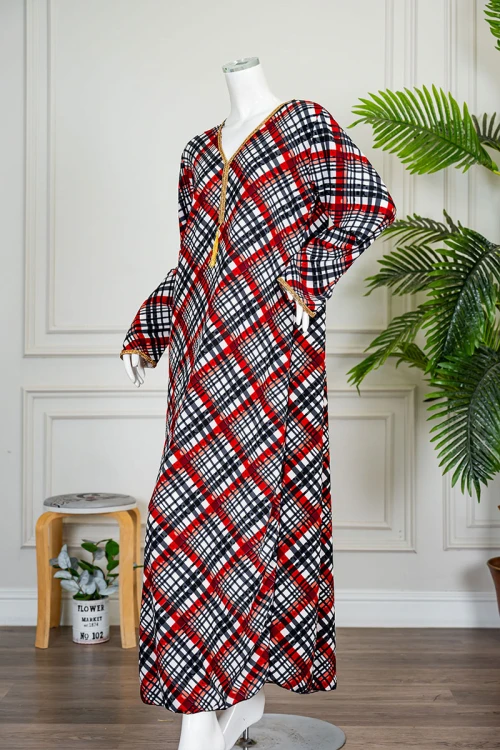 جلابية نسائية بخطوط و مربعات ملونة متقاطعة ياقة بقصة سبعة مزينة بكلفة ذهبية من الياقة و أطراف الأكمام