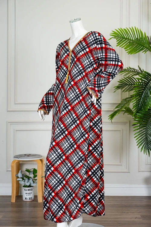 جلابية نسائية بخطوط و مربعات ملونة متقاطعة ياقة بقصة سبعة مزينة بكلفة ذهبية من الياقة و أطراف الأكمام