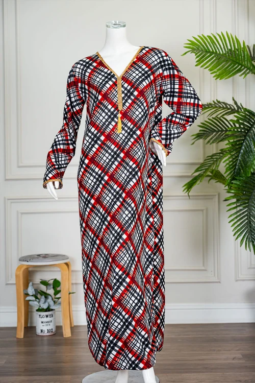 جلابية نسائية بخطوط و مربعات ملونة متقاطعة ياقة بقصة سبعة مزينة بكلفة ذهبية من الياقة و أطراف الأكمام